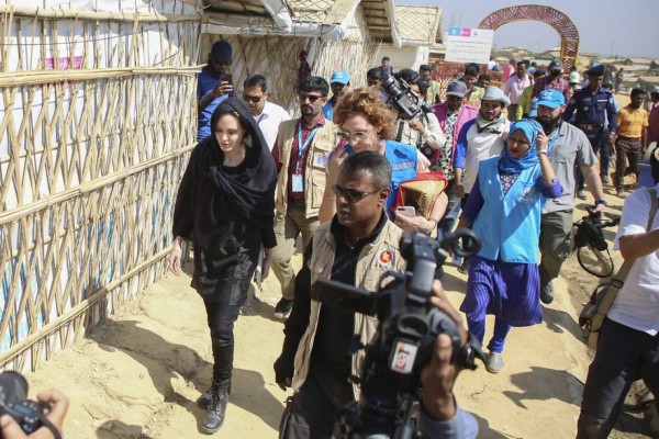 El look de Angelina Jolie durante visita a un campo de refugiados rohinyás