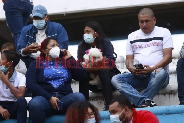 Ambientazo se vive en el duelo entre Honduras vs El Salvador (FOTOS)