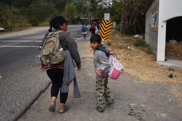 La angustia, el frío y hambre golpean a los migrantes de la caravana en la frontera de Honduras con Guatemala