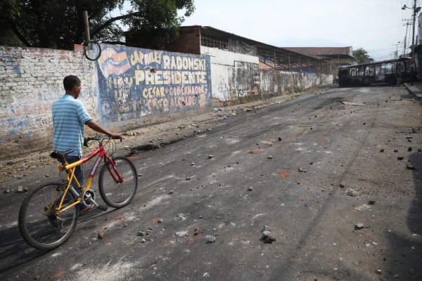 Como zona de guerra quedó Venezuela tras violentas protestas por ingreso de ayuda humanitaria