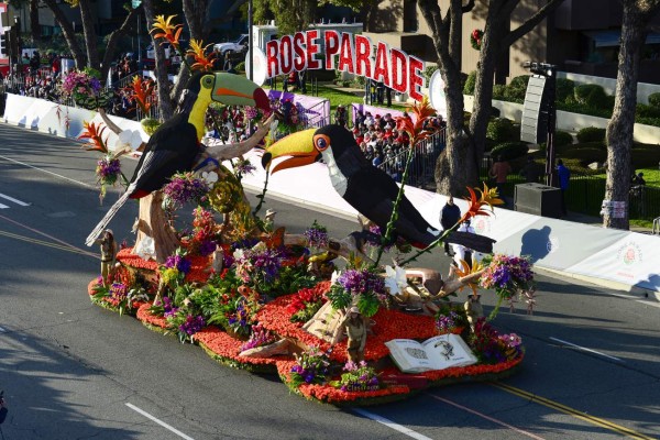 Con carrozas florales y animalistas, sorprende una vez más el Desfile de las Rosas 2022