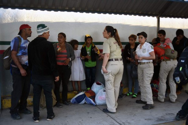 FOTOS: Con brazaletes en sus manos identifican a mujeres, hombres y niños de la caravana migrante en México