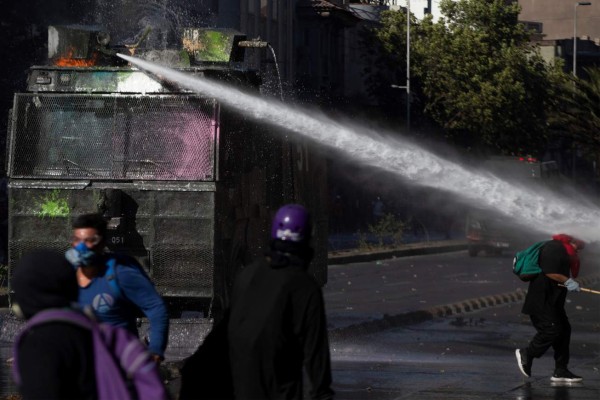 FOTOS: Ya son 29 los muertos durante disturbios y tensas protestas en Chile