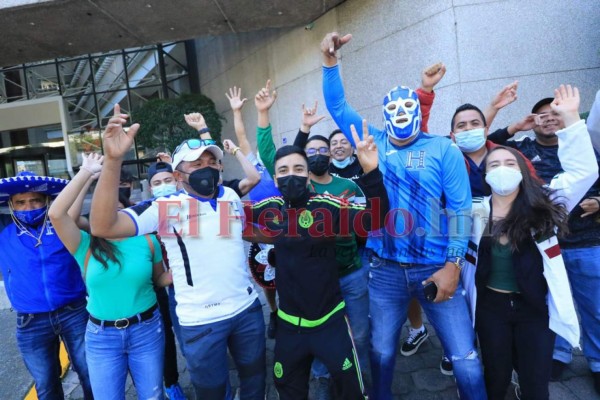 Bellas mujeres engalanan el estadio Azteca en el duelo de México-Honduras