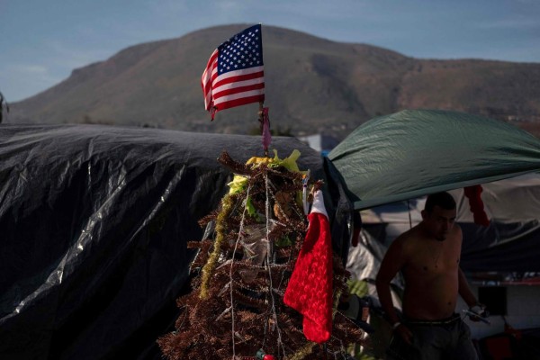 FOTOS: La agridulce celebración de los migrantes en la frontera de México con EEUU