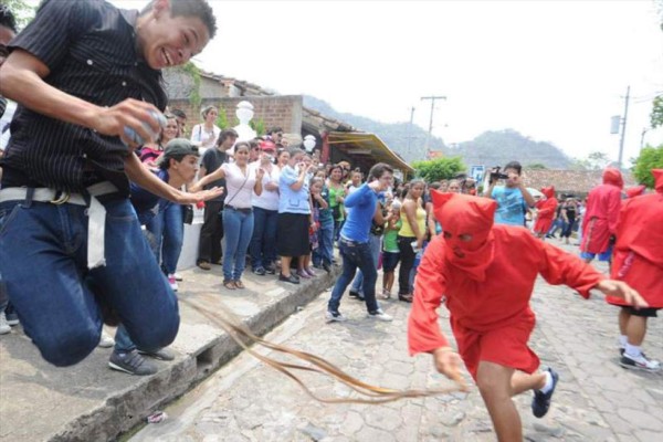 Clavados de pies y manos: El dolor real en los vía crucis más extremos del mundo