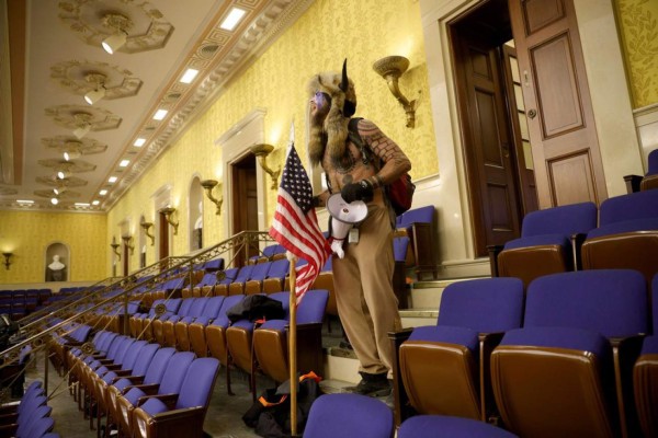 Invadieron escritorios y flamearon la bandera confederada: el caos en el Capitolio