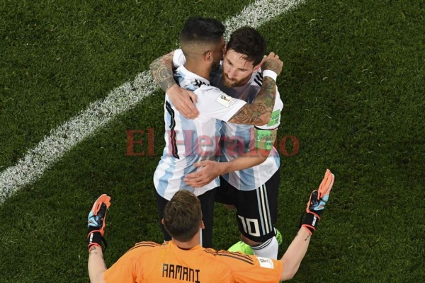 Rusia 2018: Los abrazos de Messi, Marcos Rojo y toda la selección de Argentina tras la clasificación a octavos