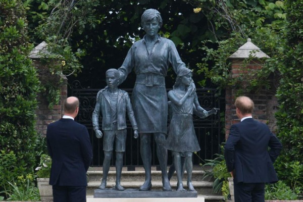 Así es la estatua de Lady Di develada en honor a su 60 aniversario (FOTOS)