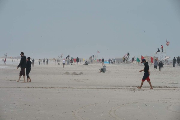 Cansados del encierro miles en el mundo buscan las playas y parques (FOTOS)