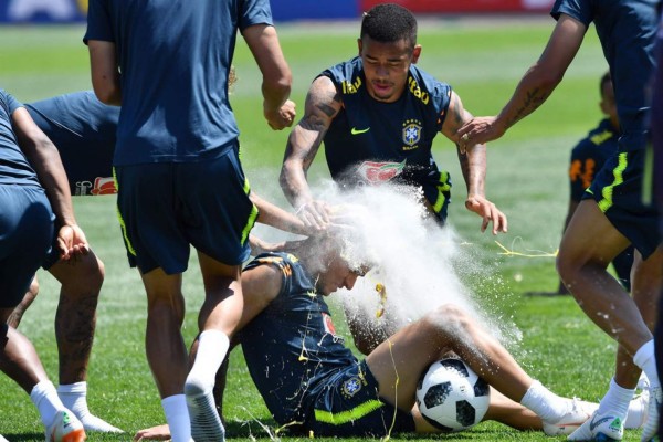 Así llenó Neymar a Coutinho con harina y huevos en su cumpleaños (Fotos)