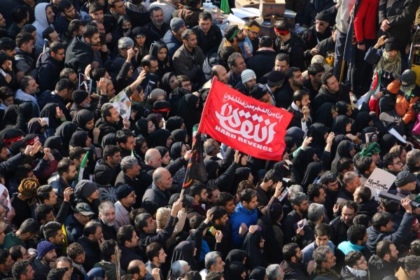 Con banderas de 'venganza severa' marea humana rinde homenaje a Qasem Soleimani   