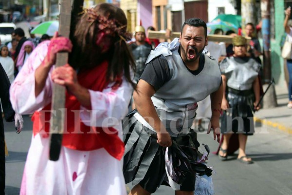 El espectacular Vía Crucis de Iglesia El Calvario que revive la pasión de Cristo