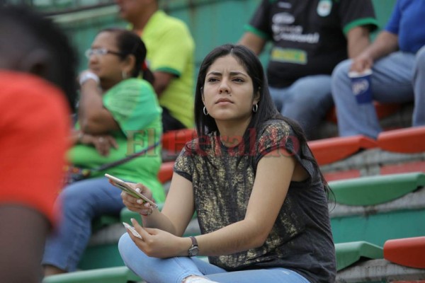 Bellas catrachas adornaron el duelo Juticalpa vs Marathón en el Yankel Rosenthal