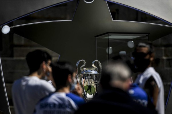 Como en los viejos tiempos: La afición vuelve al estadio para final de la Champions  