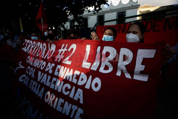 Simpatizantes de Libre protestan por decisiones en sesión preparatoria (FOTOS)