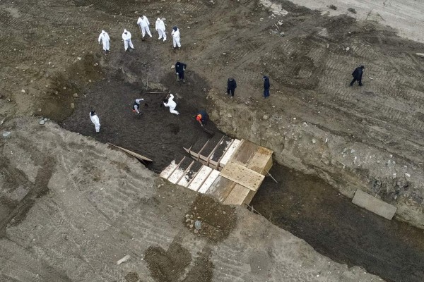 Covid-19: Impactantes fotos aéreas de la 'isla de los muertos' en Nueva York