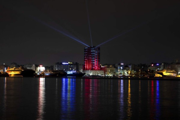 Coloridas luces tratan de darle algo de brillo a una Navidad que será muy distinta