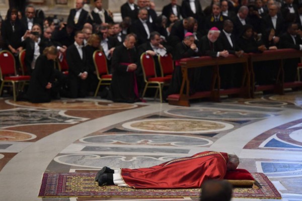 Papa Francisco conmemora la Pasión de Cristo postrado el Viernes Santo