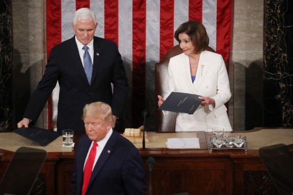 En imágenes: Momento en el que Donald Trump niega estrechar la mano a Nancy Pelosi