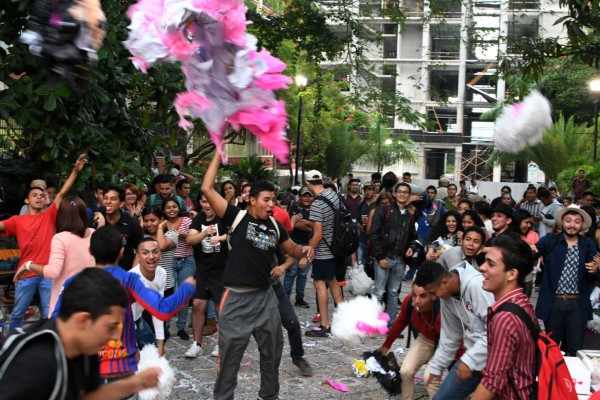 FOTOS: Así fue el adiós de un grupo de estudiantes a la rectora Julieta Castellanos