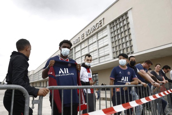 Algarabía y emoción tras llegada de Lionel Messi a París (FOTOS)