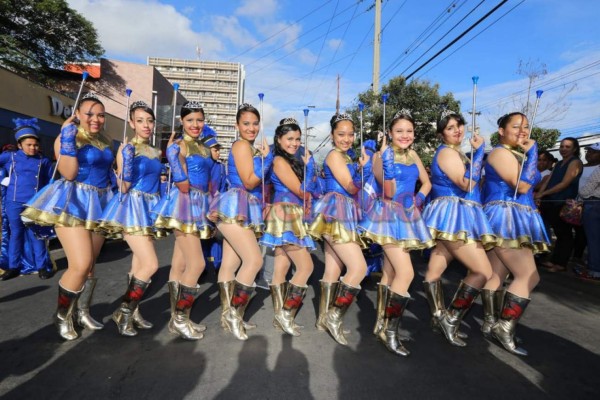 Escolares hondureños rinden homenaje a la Patria llenó de color y sonrisas  