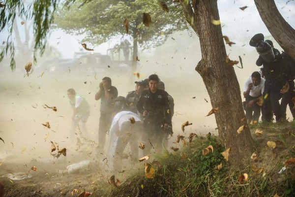 FOTOS: Con cadena humana migrantes intentan cruzar el río Suchiate que divide Guatemala y México