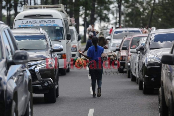 Caravanas y retenes: así se realizó el retorno seguro a la capital (FOTOS)