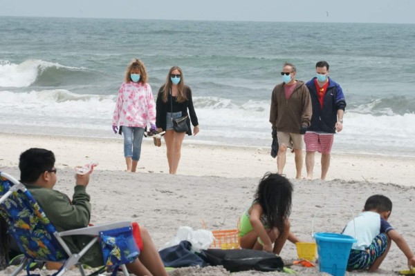 Cansados del encierro miles en el mundo buscan las playas y parques (FOTOS)