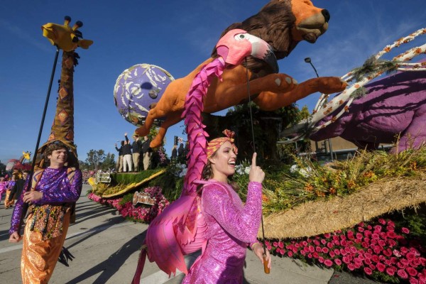 Con carrozas florales y animalistas, sorprende una vez más el Desfile de las Rosas 2022