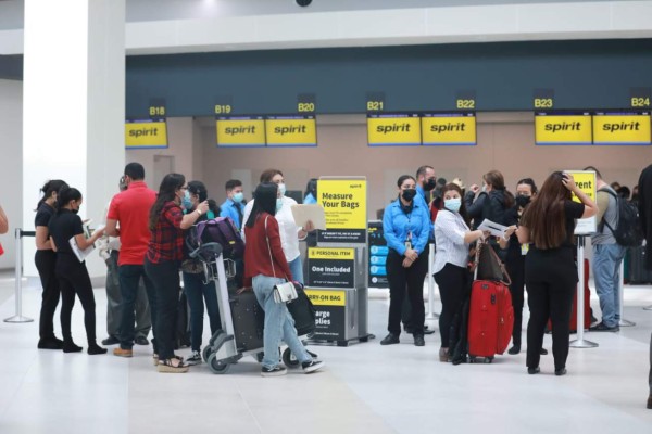 Expectación y algarabía: así fue la llegada del primer vuelo al aeropuerto de Palmerola