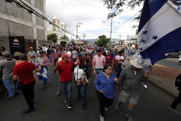 Gremios y sociedad civil marchan molestos tras cancelación de la Maccih