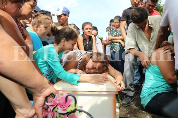 Desgarrador último adiós de niña que fue violada y estrangulada en Santa Cruz de Yojoa, Honduras