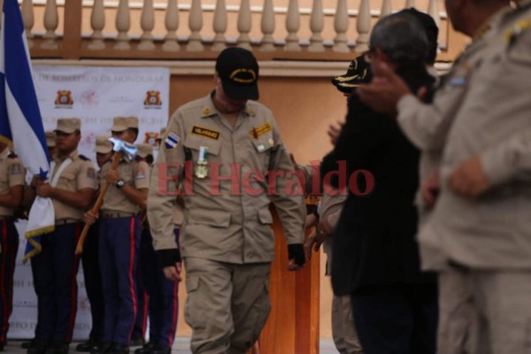 Así fue condecorado el bombero Ever Velásquez, sobreviviente del incendio en La Montañita