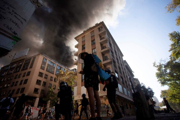 FOTOS: Ya son 29 los muertos durante disturbios y tensas protestas en Chile