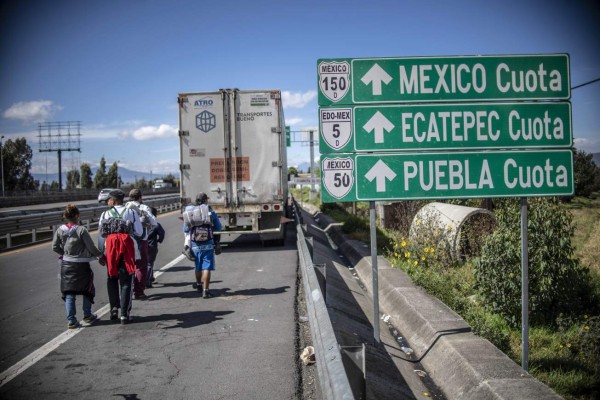 Exhaustos y con la esperanza de llegar a EEUU, niños piden jalón en Ciudad de México