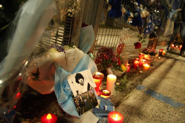 Aficionados de Nápoles le rinden tributo a Maradona afuera del Estadio San Paolo (FOTOS)