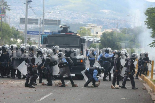 Las imágenes que no viste de la batalla campal entre el MEU y policías