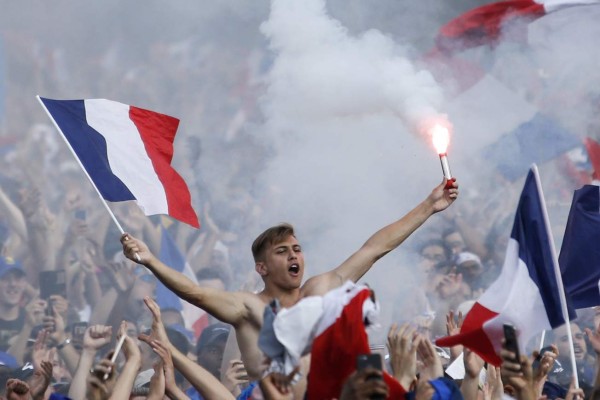 FOTOS: La locura en París tras la coronación de Francia como campeón del Mundo en Rusia 2018