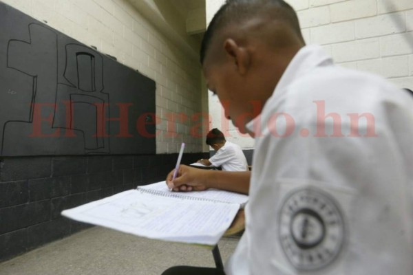 Rodeados de placazos de la 18 estudiantes del Instituto Central Vicente Cáceres reciben clases