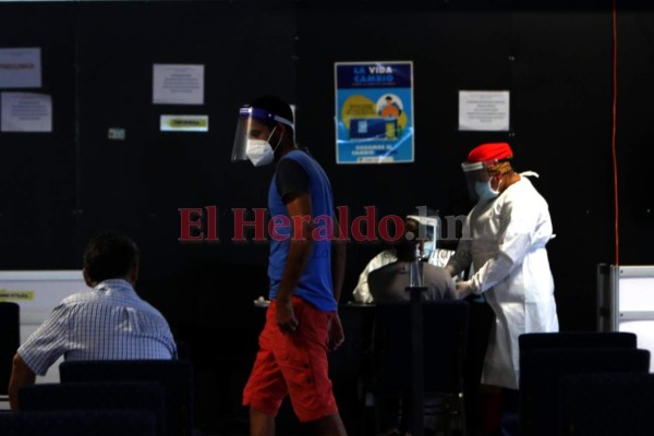 Triajes en la capital vuelven a lucir abarrotados de pacientes de covid-19 (FOTOS)