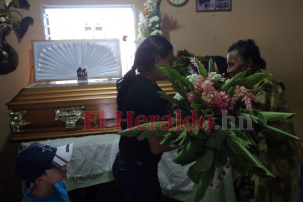 FOTOS: Llanto y dolor en velorio de mujer ultimada por alcalde de Nueva Armenia