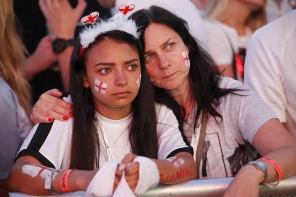 FOTOS: El llanto de las bellas aficionadas de Inglaterra tras la derrota ante Croacia en el Mundial