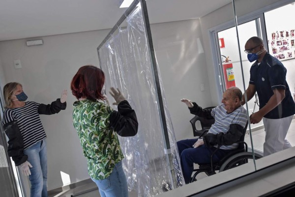 FOTOS: El ingenioso invento para que abuelitos reciban amor en la pandemia