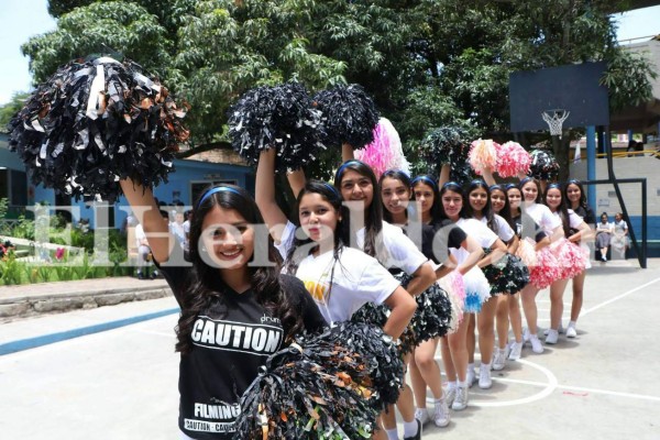 Las hermosas pomponeras del Instituto Renacimiento de la capital