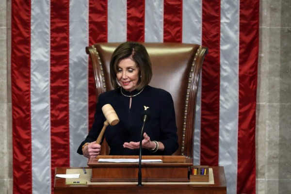 El rostro de satisfacción de Nancy Pelosi tras aprobar juicio político a Donald Trump