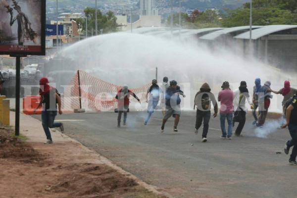 Las imágenes que no viste de la batalla campal entre el MEU y policías