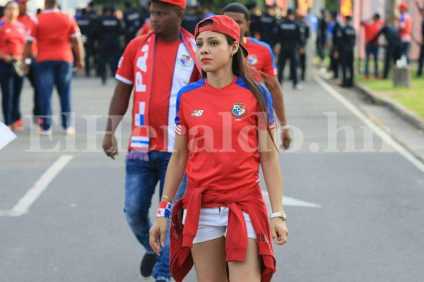 Panamá vs Honduras: Hermosas mujeres inundan el estadio Rommel Fernández