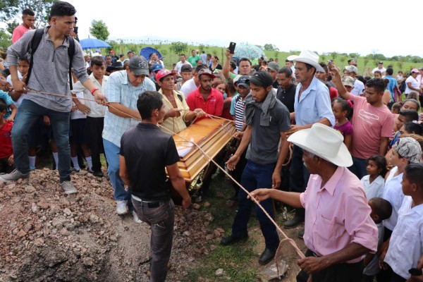 Doloroso entierro de niña de 12 años violada y estrangulada en Yoro